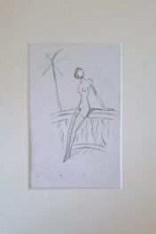 Femme dénudée sur une terrasse
