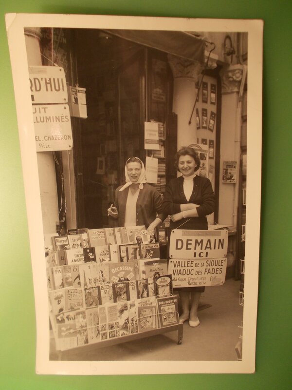 unknown, André Franquin, Devanture d'une librairie, Puy-de-Dôme, septembre 1958. - Œuvre originale