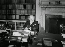 Churchill devant la cheminée de la cabinet room