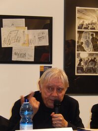 Manara devant un storyboard de Fellini et sa planche finale