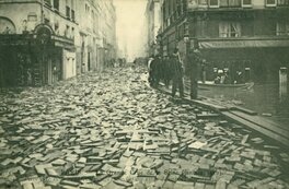 Paris - La grande crue de la Seine (janvier 1910) : pavés en bois descellés et soulevés par l'inondation